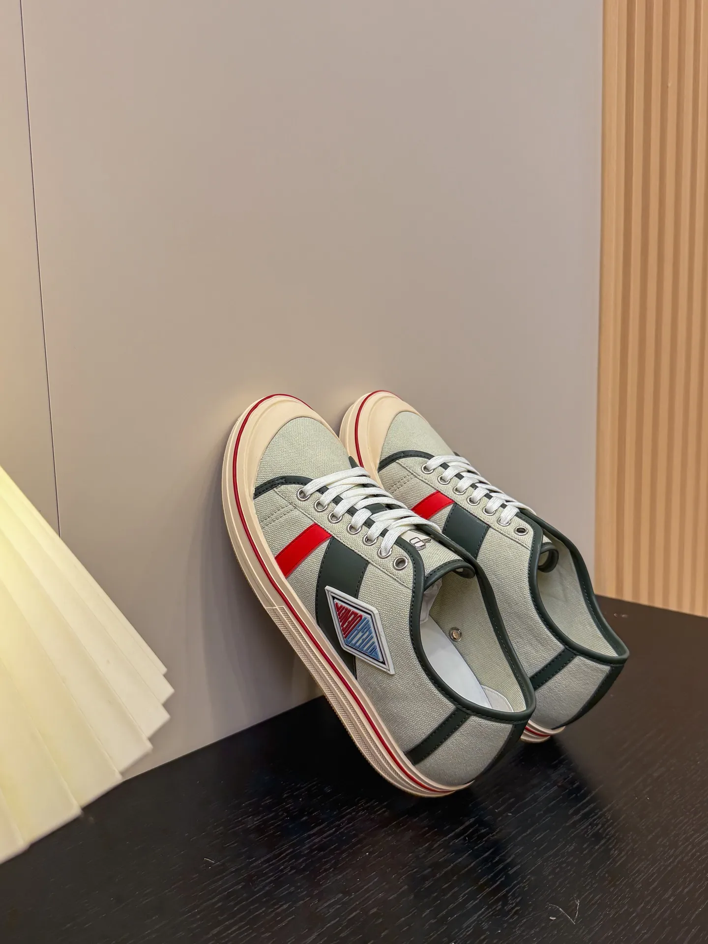 👟👟Ex-factory price 460👟👟 (Men's size +1️⃣0️⃣) BVOrbit's latest 2025 catwalk model, developed 1:1 from the original board, classic color matching elements! This is the biggest highlight of this shoe, eye-catching but not exaggerated design, super cool for daily use, super versatile whether paired with pants, sweaters or skirts, looks good no matter how you wear it, the more you look at it, the more you like it ❗️ Outsole: Original outsole color: 5 colors code number: female 35-40 male 39-44